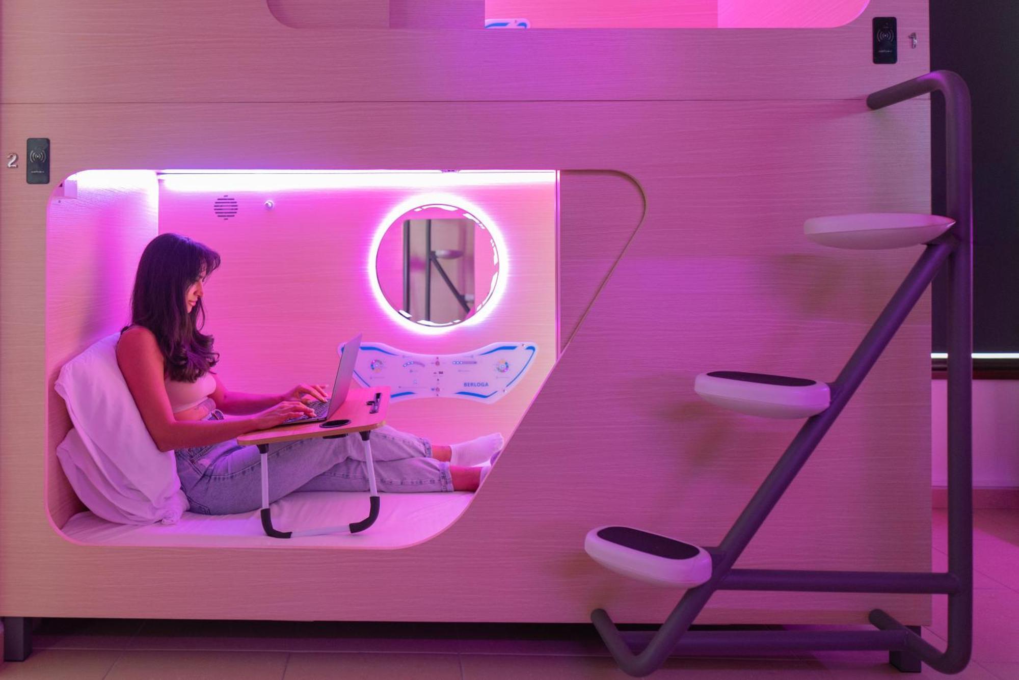 Хостел Berloga Capsule Jbr Дубай Экстерьер фото